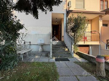 VILLA A SCHIERA A LENO