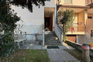 VILLA A SCHIERA A LENO