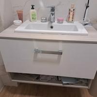 mobile bagno completo di lavabo.