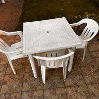 Tavolino in plastica con tre sedie