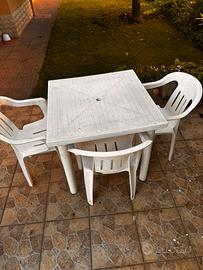 Tavolino in plastica con tre sedie