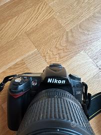 Nikon D90 con obiettivo Nikon Nikkor 18-105mm