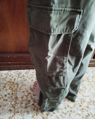 Pantalone cargo di Bershka verde cachi