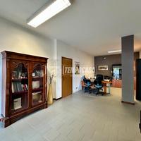 LOCALE COMMERCIALE FRONTESTRADA CON MAGAZZINO - US