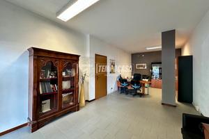 LOCALE COMMERCIALE FRONTESTRADA CON MAGAZZINO - US