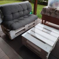 Set 2 divanetti, tavolino e panca con bancali 