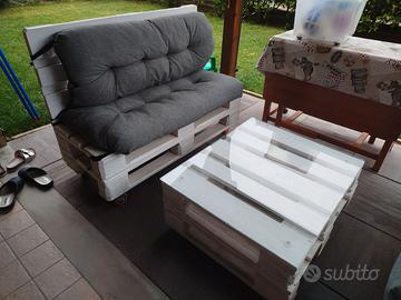 Set 2 divanetti, tavolino e panca con bancali 