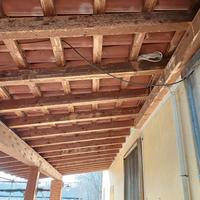 Tettoia in legno e coppi in cotto 