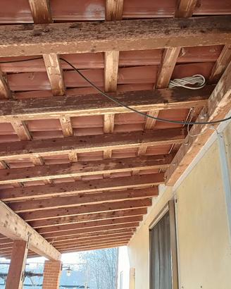 Tettoia in legno e coppi in cotto 