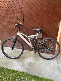 Bici Mountain Bike ammortizzata