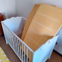 lettino bimbo/a con materassi e copri materassi