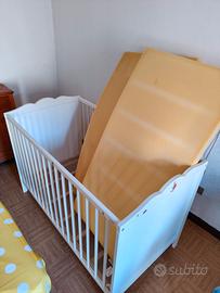 lettino bimbo/a con materassi e copri materassi
