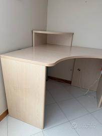 Scrivania angolare in legno chiaro