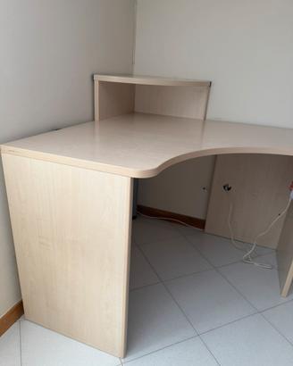 Scrivania angolare in legno chiaro