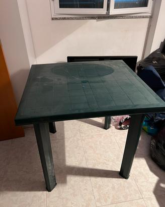 Tavolino in plastica quadrato