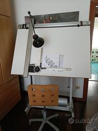 tavolo da disegno con tecnigrafo 