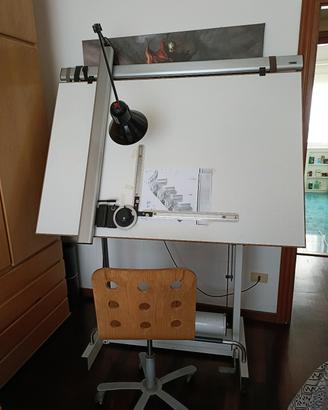 tavolo da disegno con tecnigrafo 