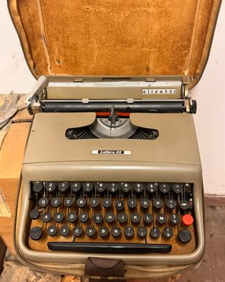 Macchina da scrivere Olivetti lettera 22