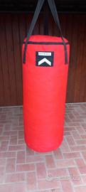 Sacco per boxe 32 kg. Declathon con guantoni 