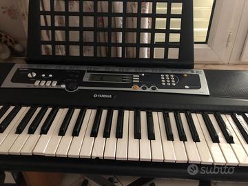 Tastiera Yamaha con leggio e supporto