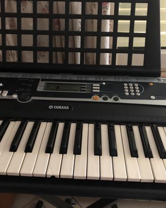 Tastiera Yamaha con leggio e supporto