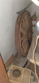 Ruota in legno carro contadino