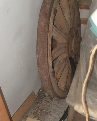 Ruota in legno carro contadino