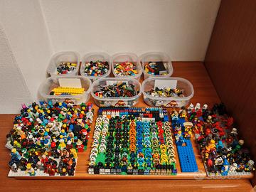 più di 200 minifigure lego 