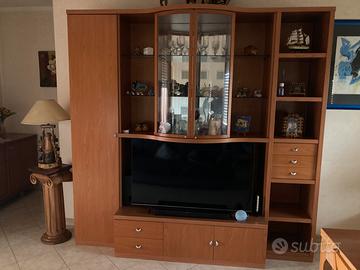 Vetrina salone color ciliegio