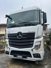 Trattore stradale per rimorchio/semi-rimorchio