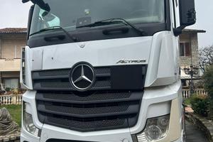 Trattore stradale per rimorchio/semi-rimorchio