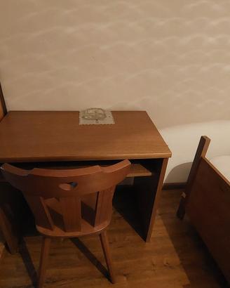 scrivania con sedia