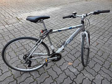 Bici trekking Atala leggera e scorrevole, scontata