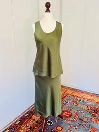 Abito completo in raso verde