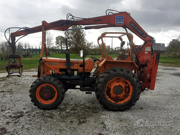 Trattrice agricola Fiat 480 DT con gru caricatrice