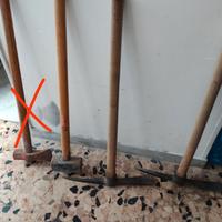 Zappe, picconi, rastrelli, falce