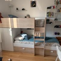 Letto a castello con cassettoni e armadietto