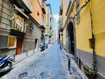 NEGOZIO A NAPOLI