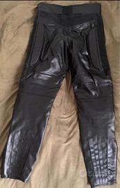 Pantaloni da donna in pelle nera per motociismo