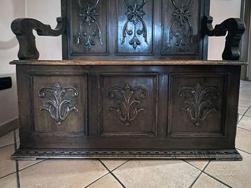 cassapanca antica in legno decorato