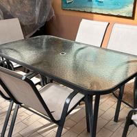 Tavolo, sedie e ombrellone