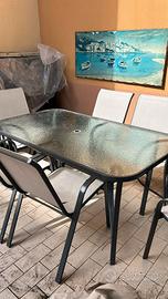 Tavolo, sedie e ombrellone