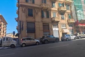 Negozio soppalcato con servizio