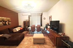 Ampio tre camere due bagni ultimo piano