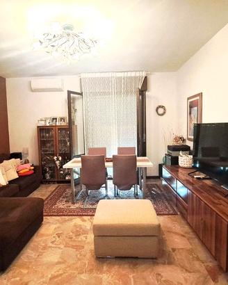 Ampio tre camere due bagni ultimo piano