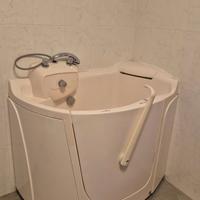 Vasca da bagno con sportello e seduta