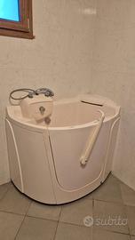 Vasca da bagno con sportello e seduta