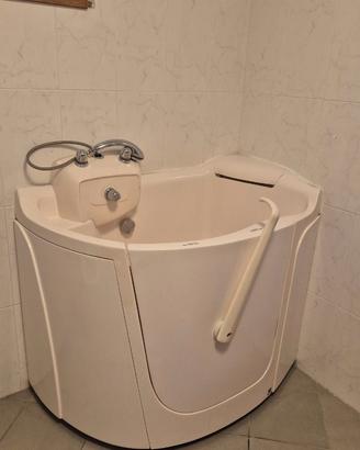 Vasca da bagno con sportello e seduta