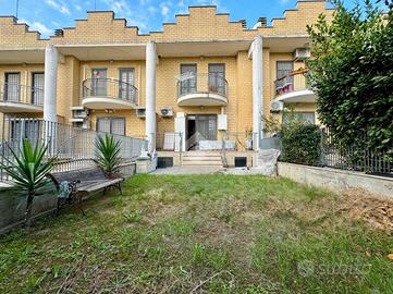 VILLA A SCHIERA A ROMA