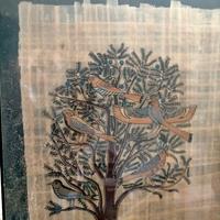 Quadro su papiro con albero e uccelli